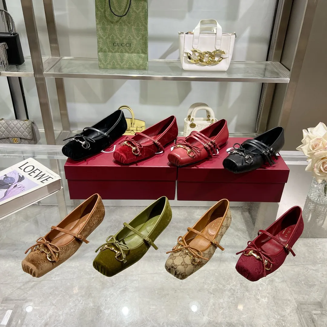 👟👟Ex-factory price 560👟👟 Gucci Horsebit series women's ballet flats. This iconic horsebit ballet flats features a square toe design and elegant bow details, paying tribute to the traditional ballet shoe style. This piece is crafted from Gucci ankh leather and embellished with a light gold-tone horsebit buckle. A 'sacchetto' construction with a soft, padded insole provides a great fit. ✅Size: 35-42 (customized for 40-42) ✅Sole material: Imported Italian genuine leather sole ✅Packaging: Brand new red box packaging